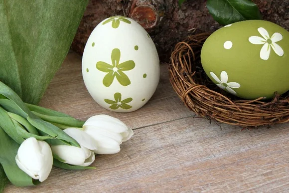 Osterdekoration mit Eiern und Tulpen